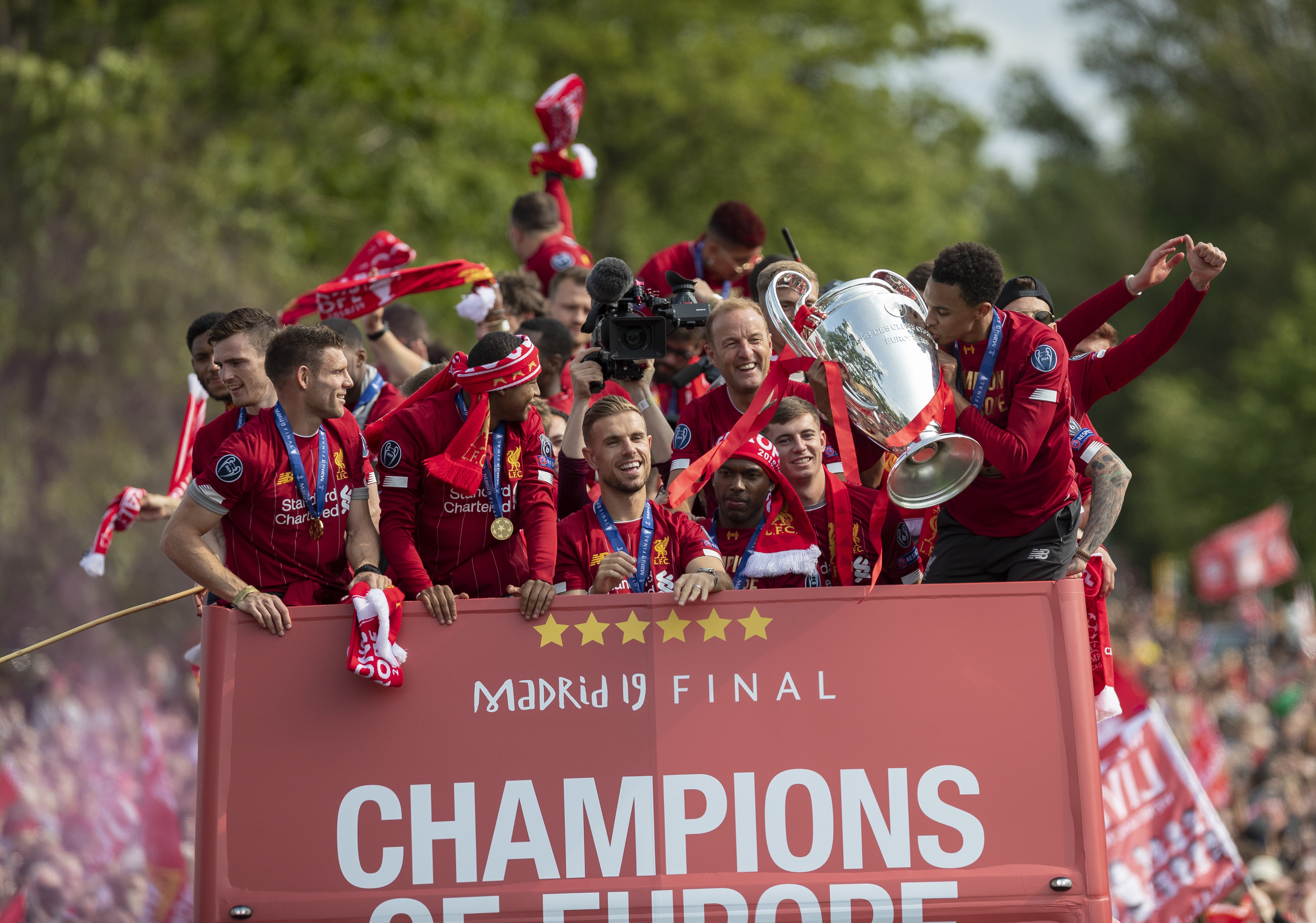 EDward Gaming 官方宣布：友好地终止与打野选手 JIEJIE 的合同，他将立即离开战队