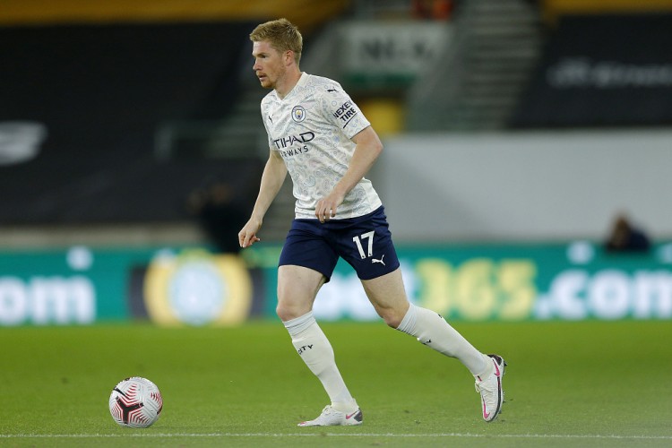 EDG赛训返图：Uzi站在Maokai身后认真听复盘