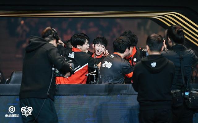 全球先锋赛首日预告的官方公告： Top Esports 将对阵 Hanwha Life Esports ，一场强强对决，争取一个良好的开局