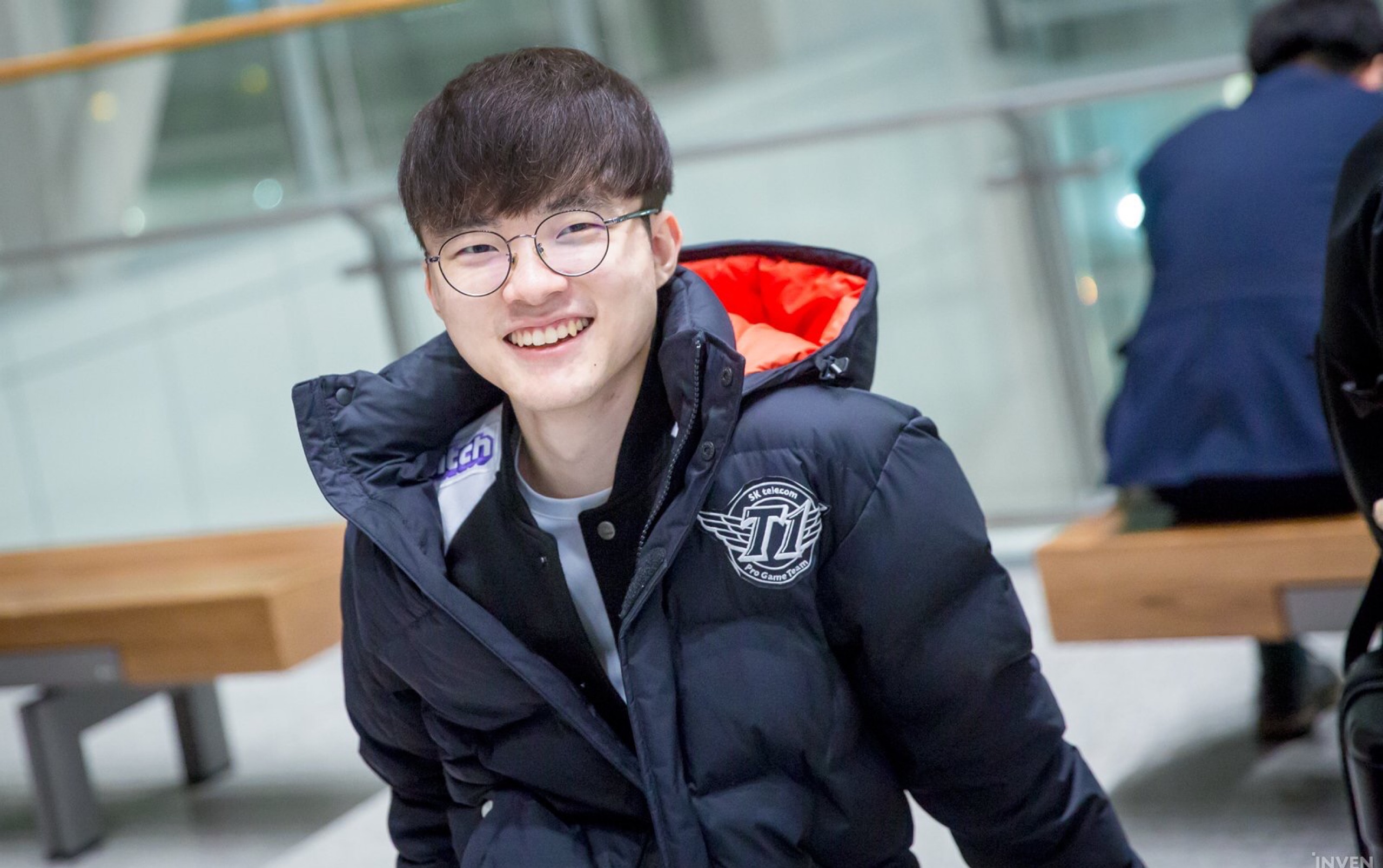 反T1装甲启动！Chovy阿狸两度单杀 T1双C轮流暴毙遭GEN横扫